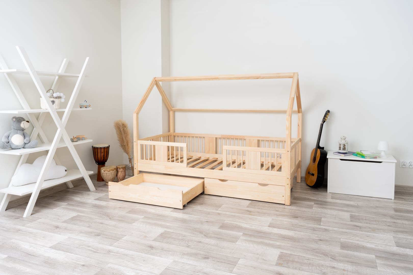 Łóżko dziecięce z drewna sosnowego w naturalnym wykończeniu - przykład konstrukcji do małego pokoju